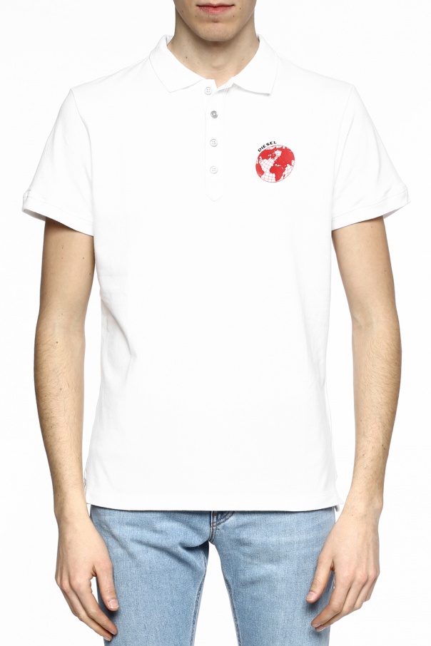 Polo z nadrukiem T-shirt męski z nadrukiem jest idealny w każdej sytuacji. Możesz go założyć do pracy, do szkoły, na spacer, siłownię, a nawet pod marynarkę, gdy idziesz na mniej formalne spotkanie. Niezależnie od rodzaju sylwetki, czy jesteś wysokim czy niższym mężczyzną, t-shirt z nadrukiem .
